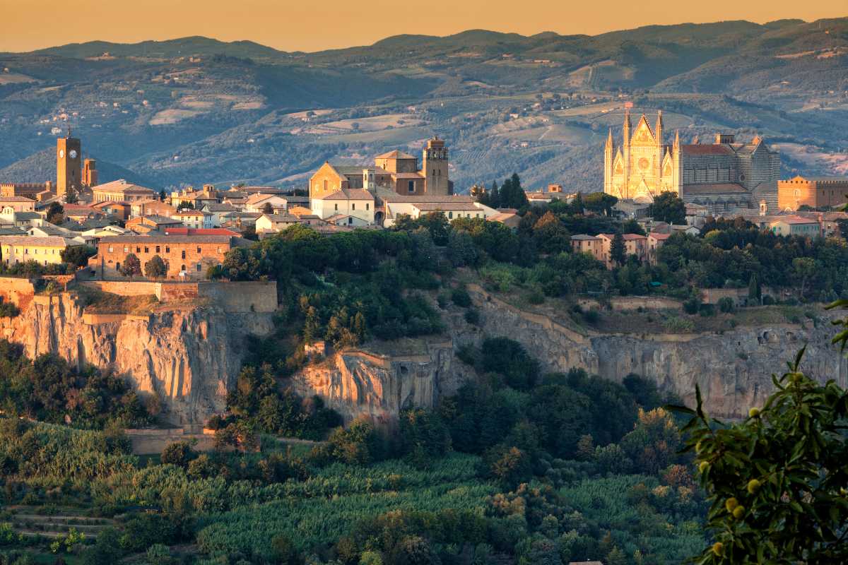 Bambini che partecipano a un laboratorio didattico nel Museo Faina di Orvieto, tavoli con reperti, atmosfera di curiosità